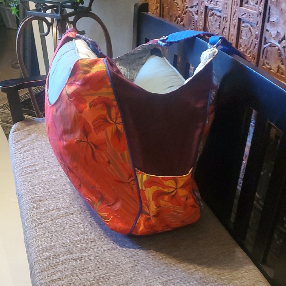 Guy Harvey Red Lored Amazon Tropical Print Tote - Picture 4 of 13